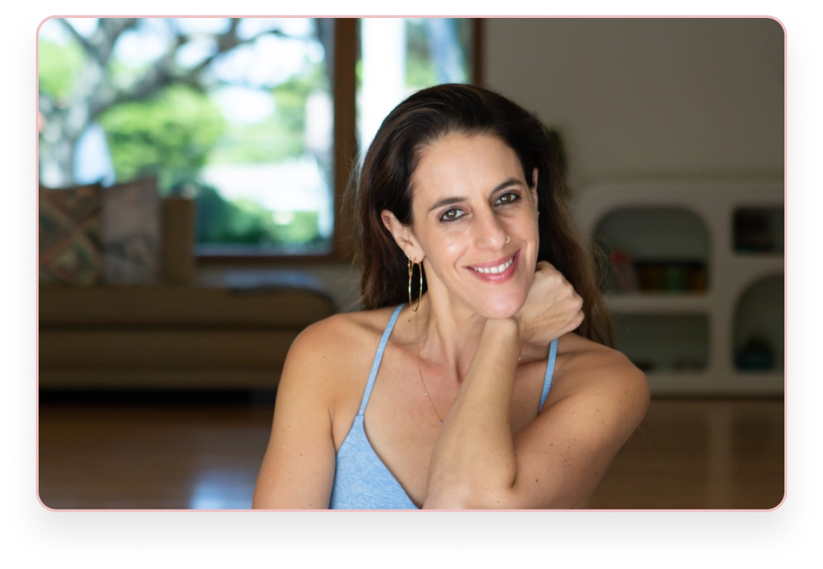 Lauren Ohayon smiling, chin on clasped hands